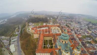 奥地利美丽的梅尔克修道院的空中拍摄。 多瑙河。 寒冷的阴雨天气